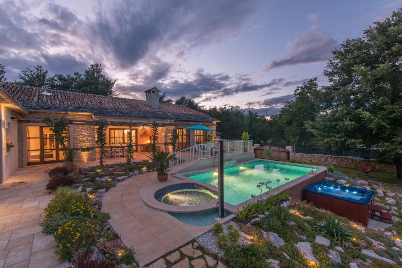 Family Villa Lipica With Private Pool And Jacuzzi พาซิน ภายนอก รูปภาพ
