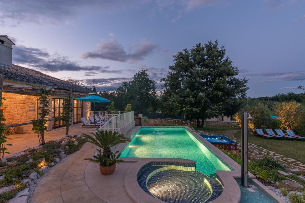 Family Villa Lipica With Private Pool And Jacuzzi พาซิน ภายนอก รูปภาพ