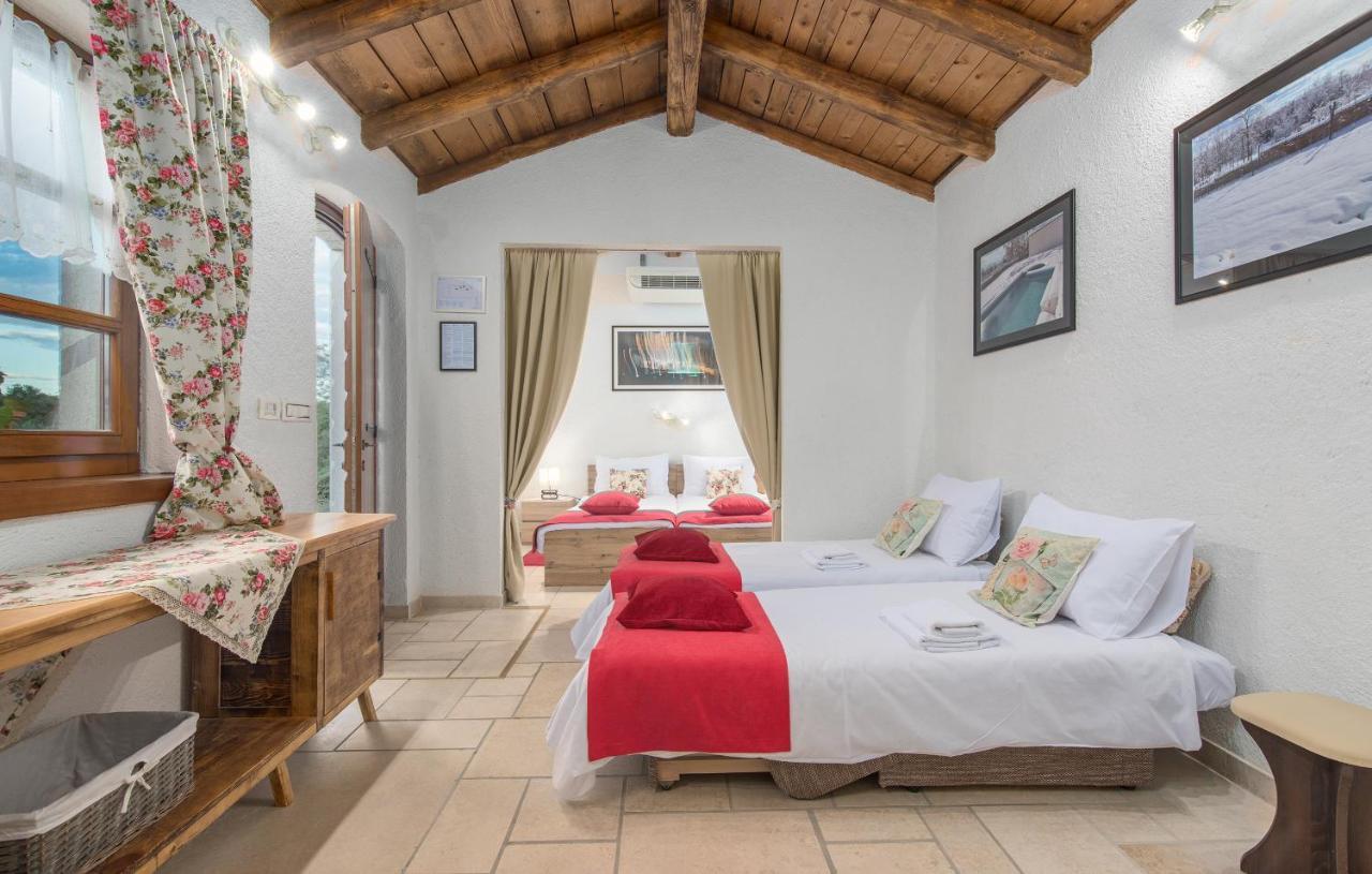 Family Villa Lipica With Private Pool And Jacuzzi พาซิน ภายนอก รูปภาพ