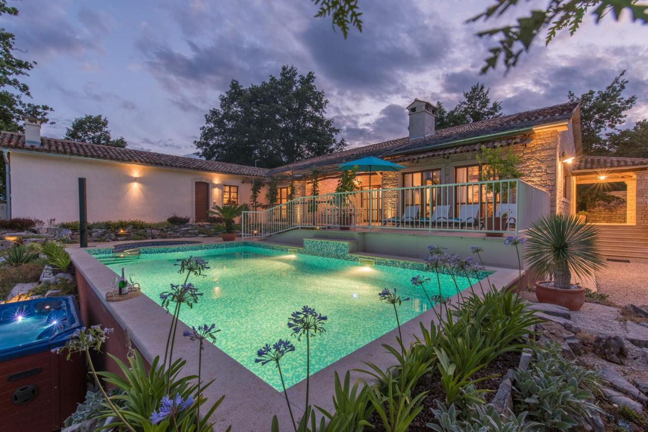 Family Villa Lipica With Private Pool And Jacuzzi พาซิน ภายนอก รูปภาพ