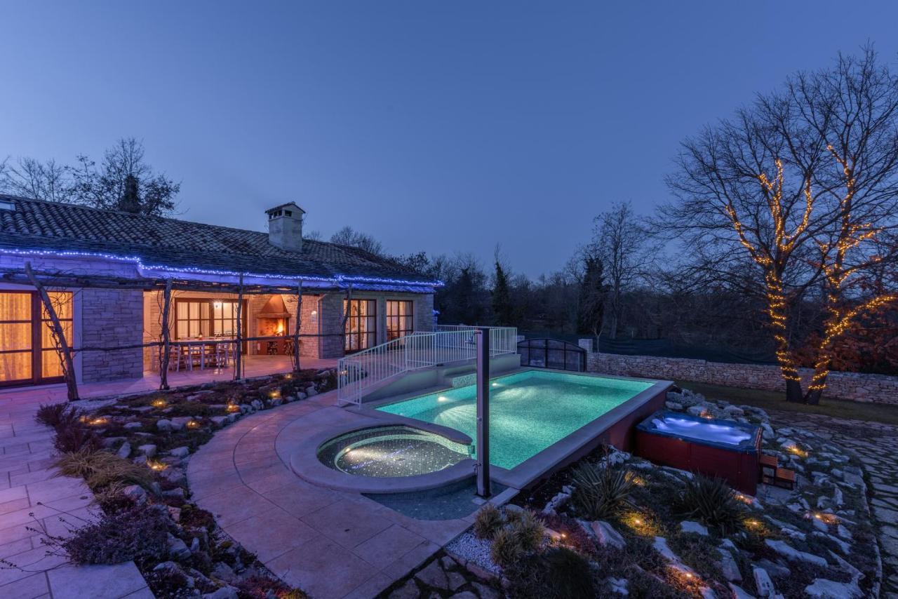 Family Villa Lipica With Private Pool And Jacuzzi พาซิน ภายนอก รูปภาพ