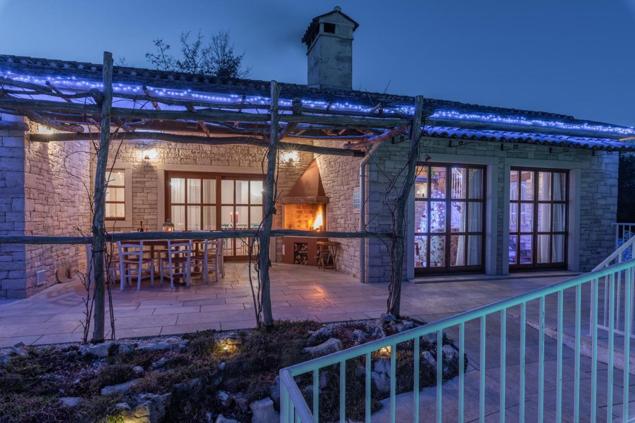 Family Villa Lipica With Private Pool And Jacuzzi พาซิน ภายนอก รูปภาพ
