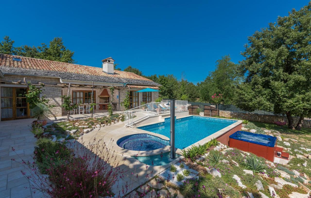 Family Villa Lipica With Private Pool And Jacuzzi พาซิน ภายนอก รูปภาพ