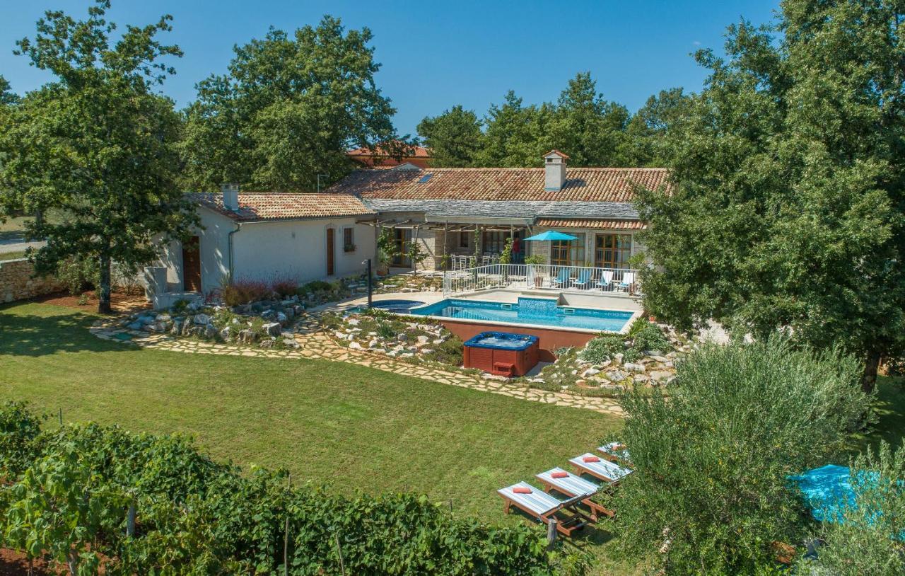 Family Villa Lipica With Private Pool And Jacuzzi พาซิน ภายนอก รูปภาพ
