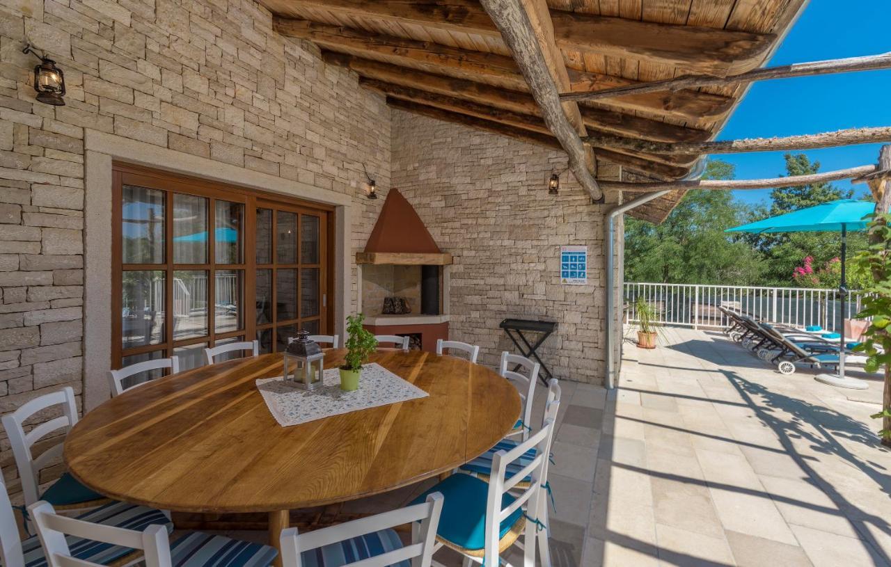 Family Villa Lipica With Private Pool And Jacuzzi พาซิน ภายนอก รูปภาพ