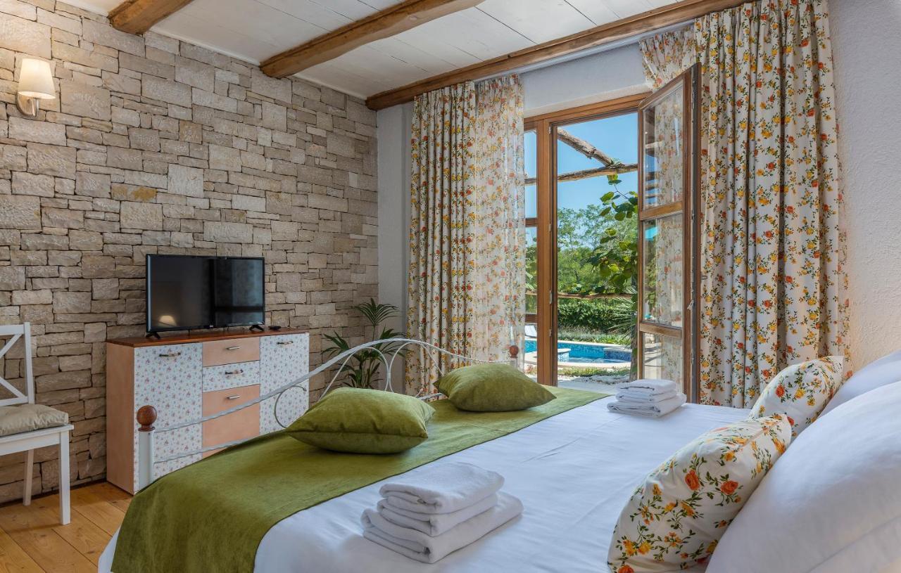 Family Villa Lipica With Private Pool And Jacuzzi พาซิน ภายนอก รูปภาพ