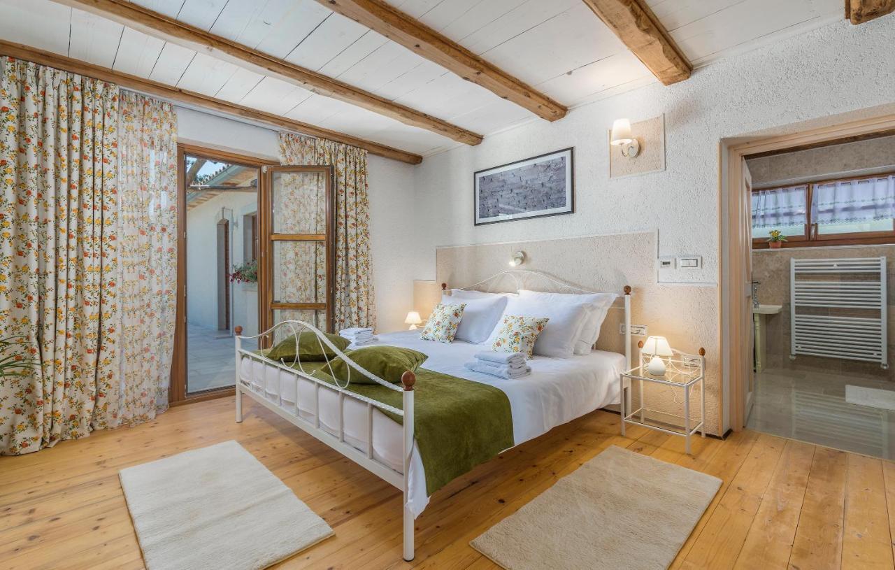 Family Villa Lipica With Private Pool And Jacuzzi พาซิน ภายนอก รูปภาพ