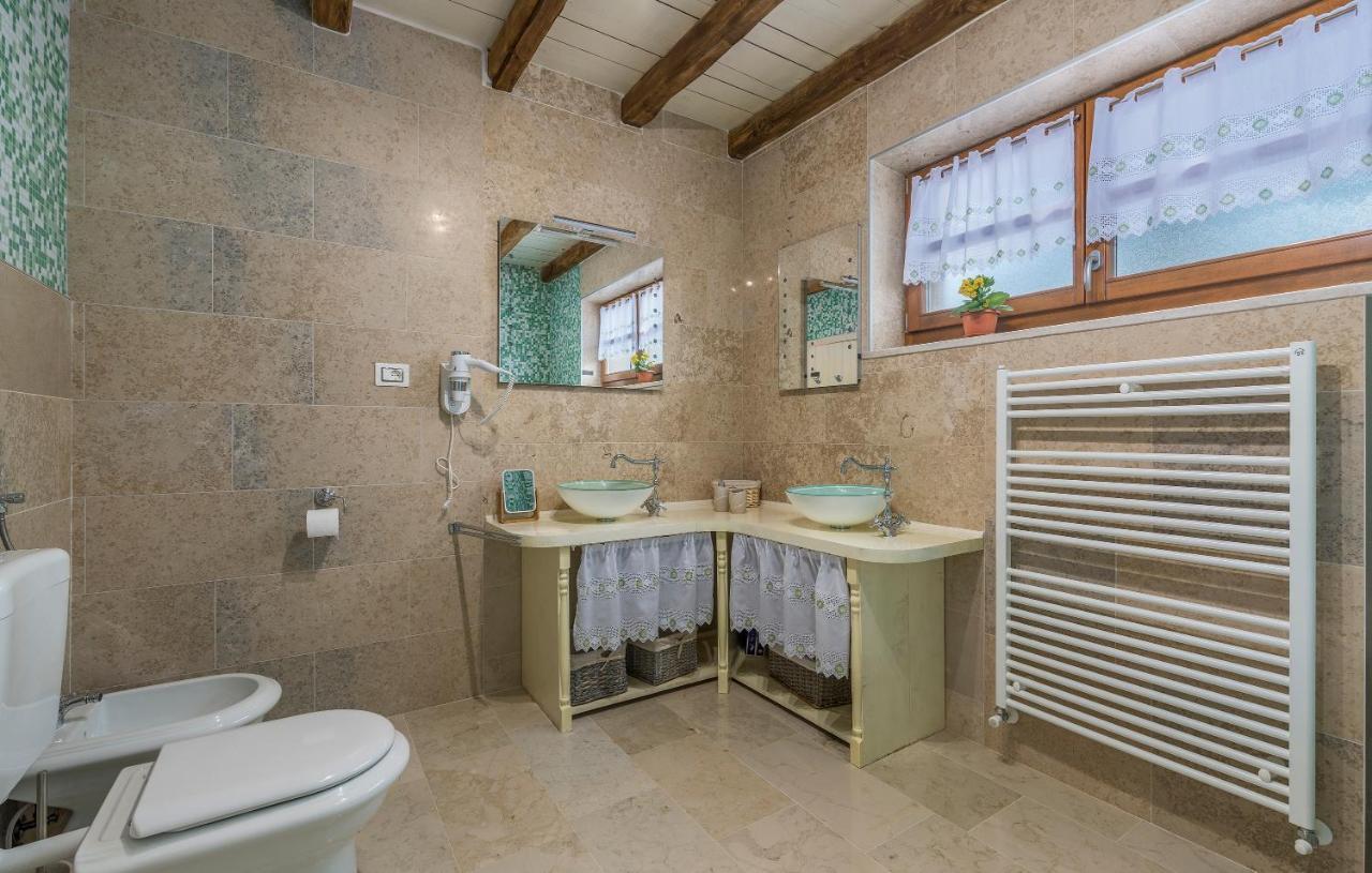 Family Villa Lipica With Private Pool And Jacuzzi พาซิน ภายนอก รูปภาพ