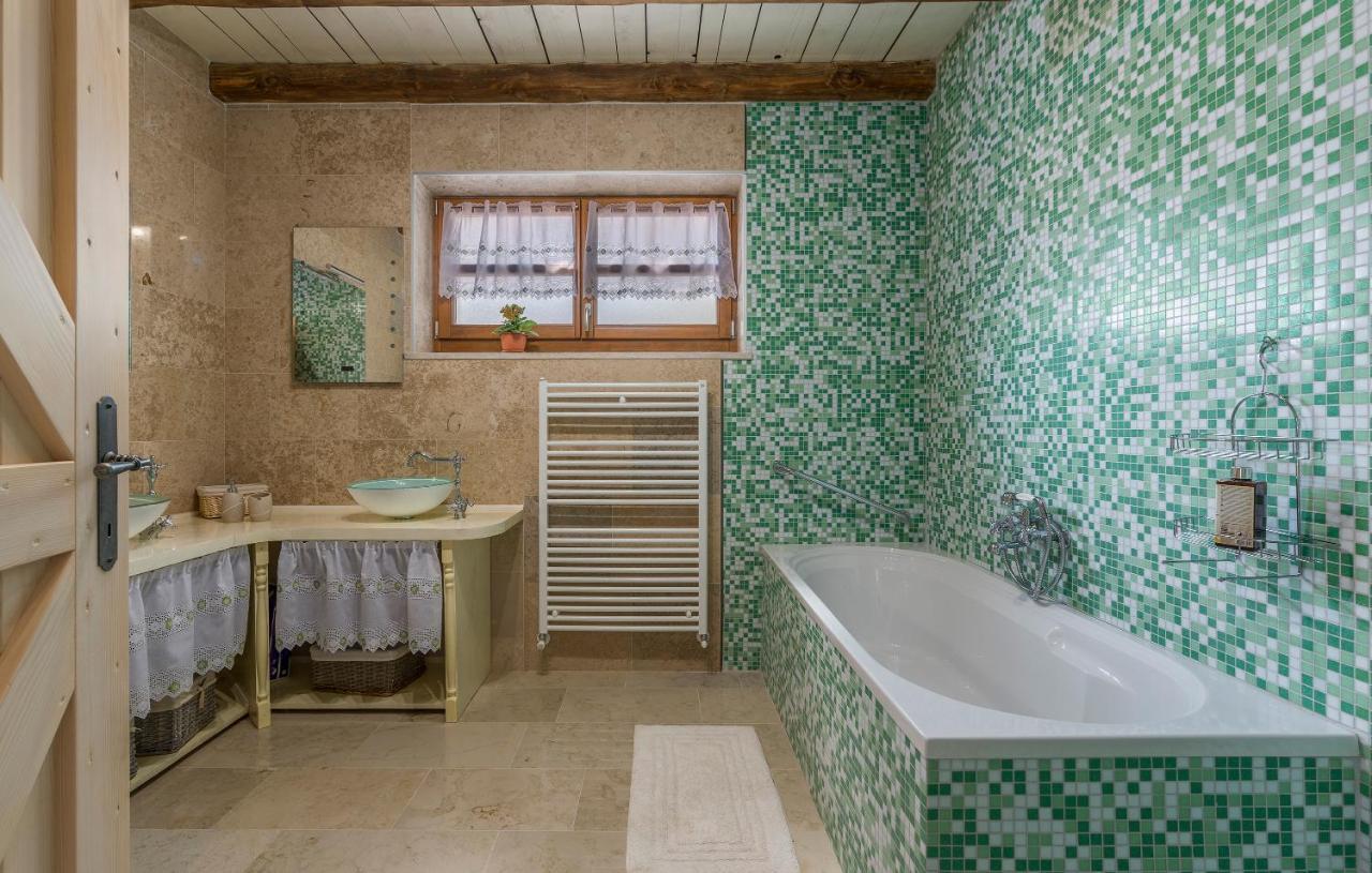 Family Villa Lipica With Private Pool And Jacuzzi พาซิน ภายนอก รูปภาพ